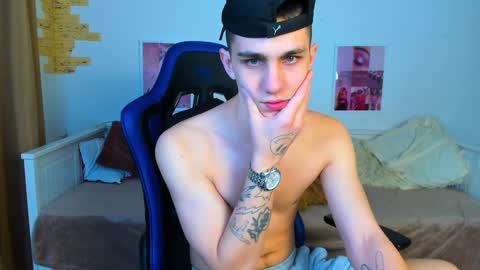 Snapshot of frank_mooree chatting on 02/08/25, 08:31 Frank online show from 02/08/25, 08:31