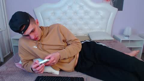 Snapshot of frank_mooree chatting on 02/12/25, 08:06 Frank online show from 02/12/25, 08:06