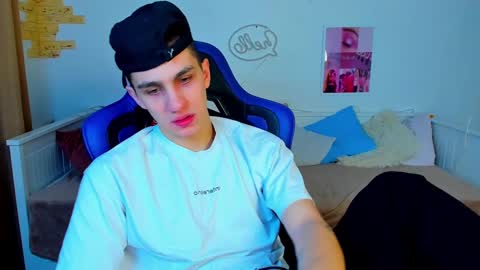 Snapshot of frank_mooree chatting on 02/20/25, 06:39 Frank online show from 02/20/25, 06:39