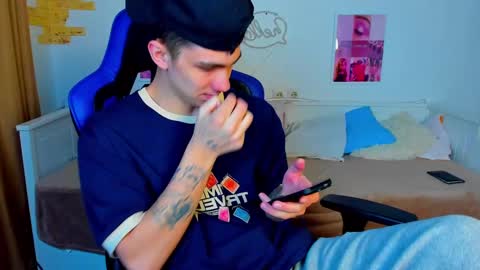 Snapshot of frank_mooree chatting on 02/28/25, 04:54 Frank online show from 02/28/25, 04:54