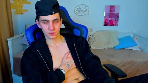 Snapshot of frank_mooree chatting on 03/07/25, 12:12 Frank online show from 03/07/25, 12:12