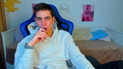 Snapshot of frank_mooree chatting on 03/09/25, 10:08 Frank online show from 03/09/25, 10:08