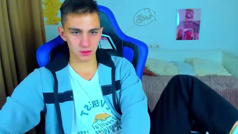 Snapshot of frank_mooree chatting on 09/15/25, 06:35 Frank online show from 09/15/25, 06:35