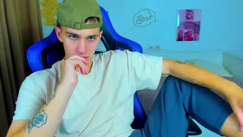 Snapshot of frank_mooree chatting on 09/18/25, 04:47 Frank online show from 09/18/25, 04:47