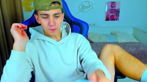 Snapshot of frank_mooree chatting on 09/21/25, 04:47 Frank online show from 09/21/25, 04:47