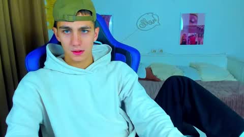 Snapshot of frank_mooree chatting on 09/22/25, 04:58 Frank online show from 09/22/25, 04:58