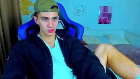 Snapshot of frank_mooree chatting on 09/25/25, 05:22 Frank online show from 09/25/25, 05:22