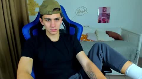 Snapshot of frank_mooree chatting on 10/17/25, 04:48 Frank online show from 10/17/25, 04:48