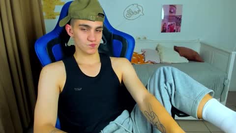 Snapshot of frank_mooree chatting on 10/23/25, 04:56 Frank online show from 10/23/25, 04:56