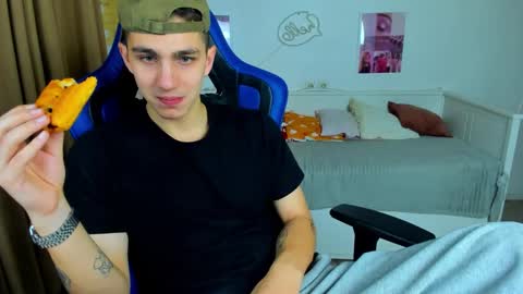 Snapshot of frank_mooree chatting on 10/28/25, 04:49 Frank online show from 10/28/25, 04:49