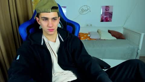 Snapshot of frank_mooree chatting on 11/08/25, 04:45 Frank online show from 11/08/25, 04:45