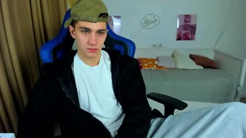 Snapshot of frank_mooree chatting on 11/15/25, 04:21 Frank online show from 11/15/25, 04:21