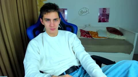 Snapshot of frank_mooree chatting on 11/25/25, 04:45 Frank online show from 11/25/25, 04:45