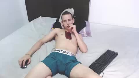 Snapshot of frankbroad68 chatting on 09/19/25, 03:41 Frank online show from 09/19/25, 03:41