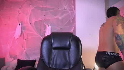 Snapshot of frankfarrellx chatting on 11/02/25, 04:15 Frank Farrell. Hey remember to give me a thumbs up Ty online show from 11/02/25, 04:15