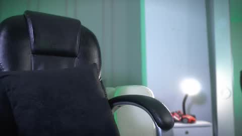 Snapshot of frankfarrellx chatting on 11/11/25, 10:32 Frank Farrell. Hey remember to give me a thumbs up Ty online show from 11/11/25, 10:32