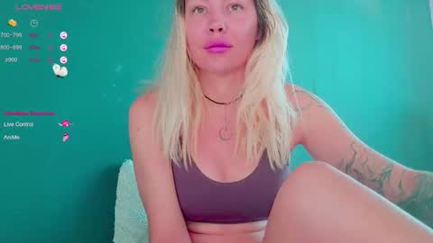 Snapshot of frankiefoxie chatting on 10/19/25, 02:34 Franky online show from 10/19/25, 02:34