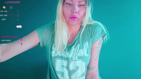 Snapshot of frankiefoxie chatting on 10/24/25, 03:03 Franky online show from 10/24/25, 03:03