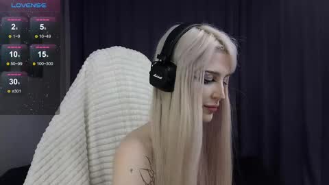 Snapshot of fraulein_mooon chatting on 01/03/25, 10:19 Asya UwU online show from 01/03/25, 10:19