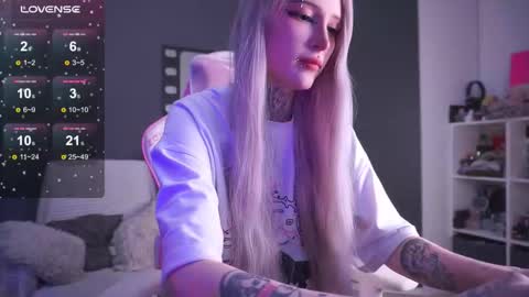 Snapshot of fraulein_mooon chatting on 01/12/26, 06:24 Asya UwU online show from 01/12/26, 06:24