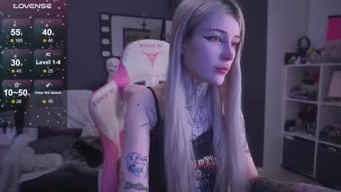 Snapshot of fraulein_mooon chatting on 02/04/26, 11:31 Asya UwU online show from 02/04/26, 11:31