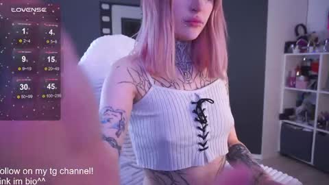 Snapshot of fraulein_mooon chatting on 05/15/26, 06:26 Asya UwU online show from 05/15/26, 06:26