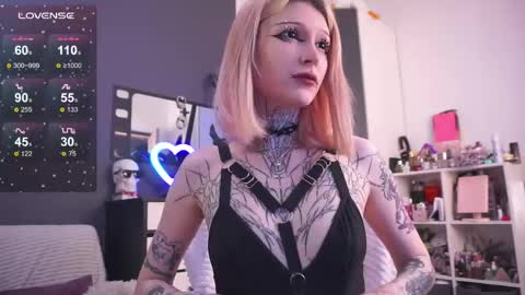 Snapshot of fraulein_mooon chatting on 05/28/26, 09:12 Asya UwU online show from 05/28/26, 09:12