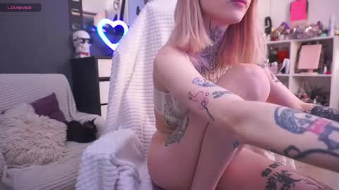 Snapshot of fraulein_mooon chatting on 05/29/26, 09:24 Asya UwU online show from 05/29/26, 09:24