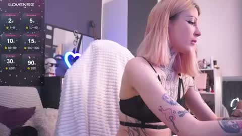 Snapshot of fraulein_mooon chatting on 05/30/26, 09:34 Asya UwU online show from 05/30/26, 09:34