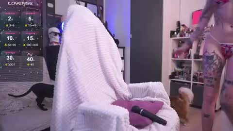 Snapshot of fraulein_mooon chatting on 06/13/26, 09:57 Asya UwU online show from 06/13/26, 09:57