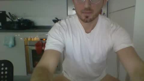 Snapshot of freakbomber chatting on 12/15/25, 02:43 freakbomber online show from 12/15/25, 02:43