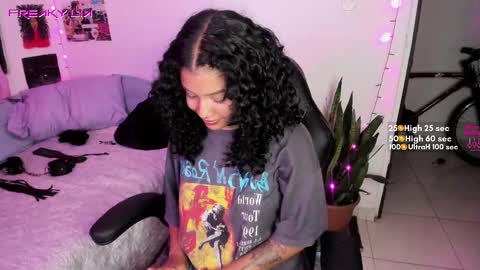 Lia Gomez online show from 02/19/25, 02:44