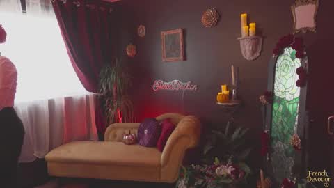 Louise or Lou 3 online show from 10/23/25, 01:43