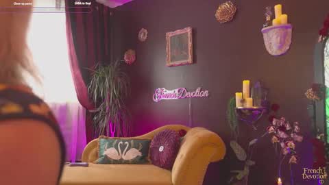 Snapshot of french_devotion chatting on 03/26/26, 11:38 Louise or Lou 3 online show from 03/26/26, 11:38