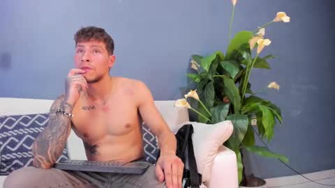 Snapshot of french_sexx chatting on 10/03/25, 01:24 Xavier online show from 10/03/25, 01:24