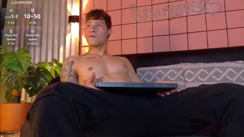 Snapshot of french_sexx chatting on 10/12/25, 01:04 Xavier online show from 10/12/25, 01:04