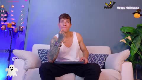 Snapshot of french_sexx chatting on 10/16/25, 01:17 Xavier online show from 10/16/25, 01:17