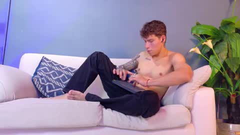 Snapshot of french_sexx chatting on 10/20/25, 02:34 Xavier online show from 10/20/25, 02:34