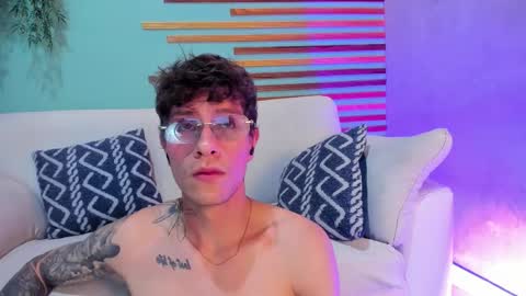 Snapshot of french_sexx chatting on 11/28/25, 08:22 Xavier online show from 11/28/25, 08:22