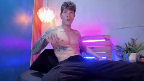 Snapshot of french_sexx chatting on 11/30/25, 01:59 Xavier online show from 11/30/25, 01:59