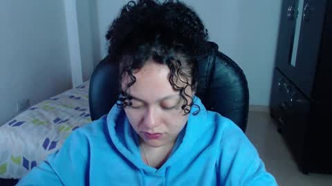 Snapshot of freud_x_louise1 chatting on 01/06/25, 04:04 Louise  online show from 01/06/25, 04:04