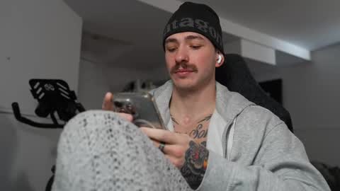 Snapshot of frewfun chatting on 03/10/25, 07:18 cameron online show from 03/10/25, 07:18