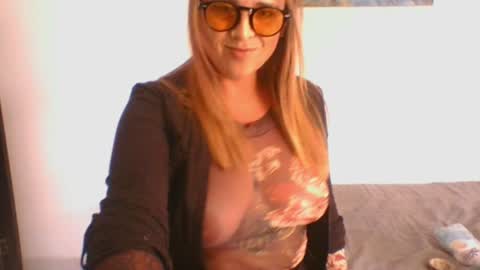 Snapshot of freyaluxx1 chatting on 06/20/26, 05:38 F R E Y A online show from 06/20/26, 05:38