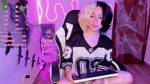 Snapshot of frida_lassi_ chatting on 10/19/25, 12:00 frida_lassi_ online show from 10/19/25, 12:00