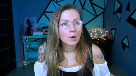 Snapshot of fridatander chatting on 12/22/24, 01:44 Frida Tander online show from 12/22/24, 01:44