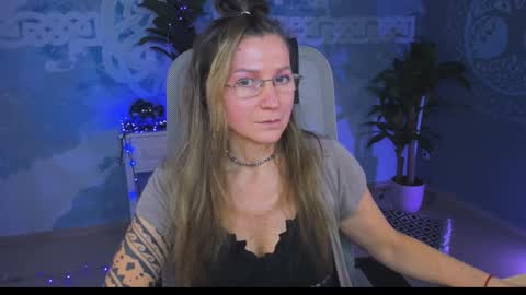 Snapshot of fridatander chatting on 12/29/24, 09:17 Frida Tander online show from 12/29/24, 09:17