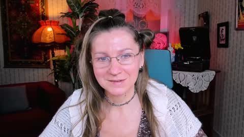 Snapshot of fridatander chatting on 01/31/25, 09:27 Frida Tander online show from 01/31/25, 09:27