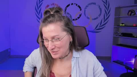 Snapshot of fridatander chatting on 02/09/25, 01:14 Frida Tander online show from 02/09/25, 01:14