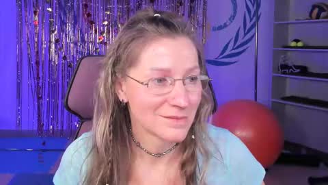 Snapshot of fridatander chatting on 02/24/25, 12:16 Frida Tander online show from 02/24/25, 12:16