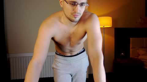 Snapshot of friend123211 chatting on 02/01/25, 04:35 Viktor online show from 02/01/25, 04:35